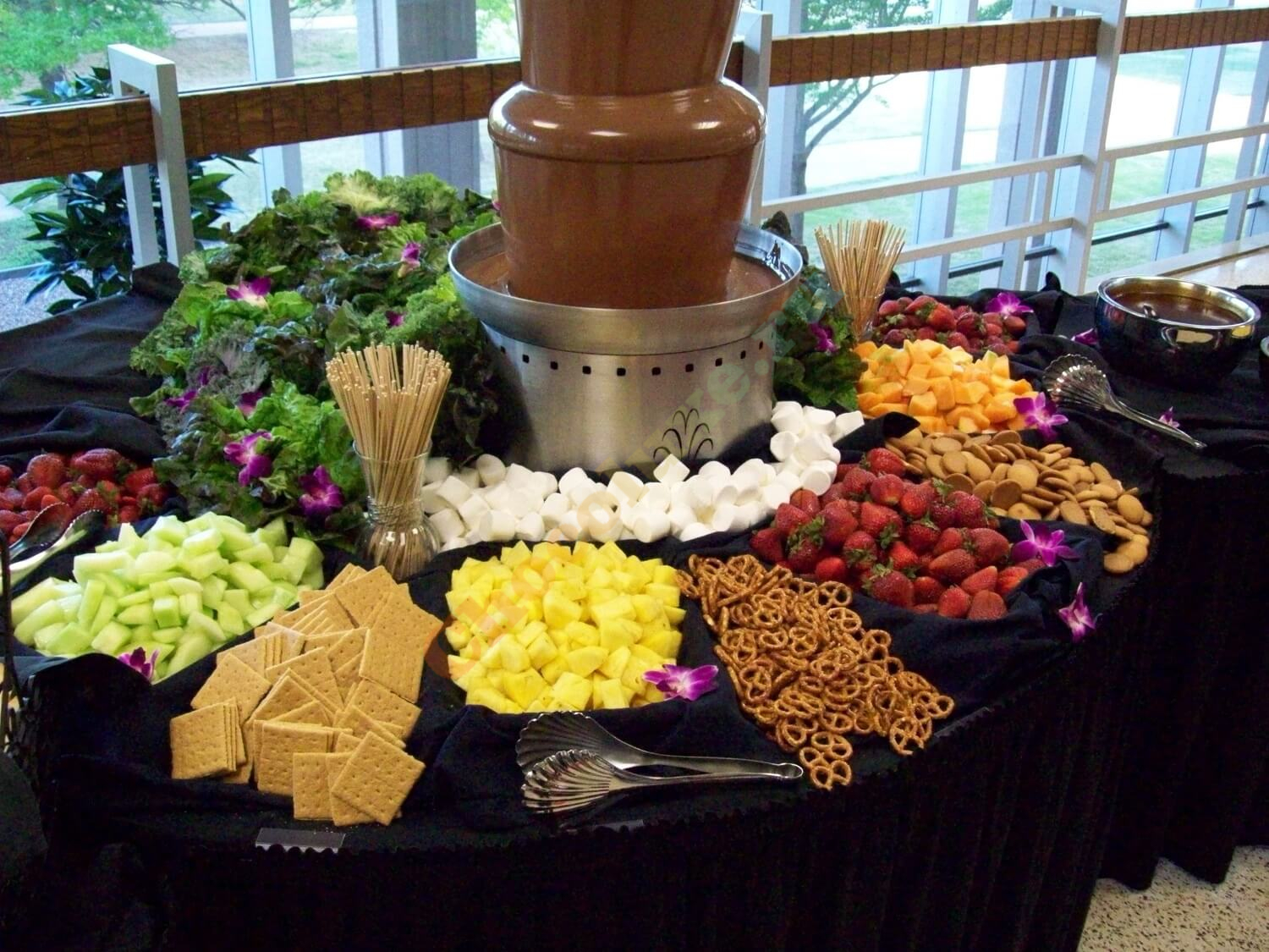 Шоколадный фонтан с фруктами
